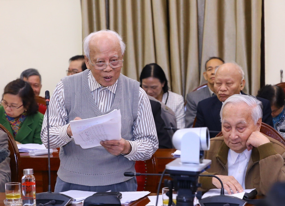 Giáo sư-Tiến sỹ-Nhà giáo Nhân dân Đỗ Thế Tùng, Hội Cựu giáo chức, Học viện Chính trị quốc gia Hồ Chí Minh, trình bày tham luận: "Góp ý Điều 129 (nguyên tắc, phương pháp định giá đất), Điều 132 (Tư vấn xác định giá đất) và bàn về Điều 237 (Quy định chi tiết)." (Ảnh: Thanh Thảo/TTXVN phát)