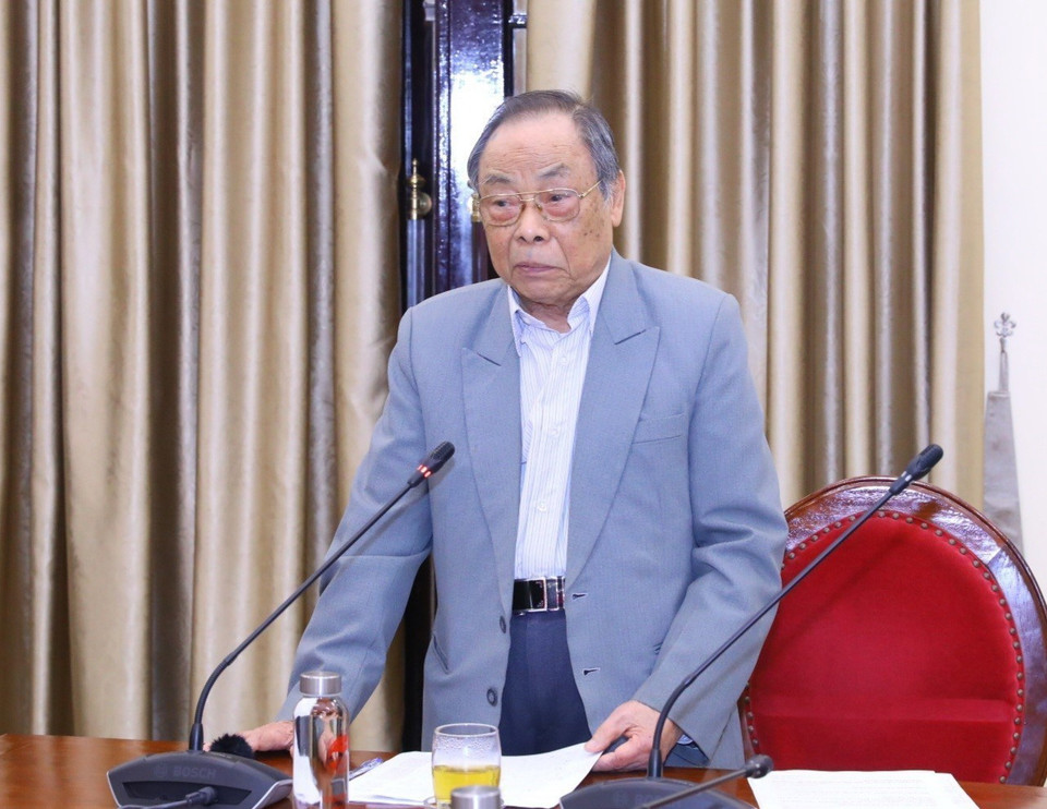 Giáo sư-Tiến sỹ Nguyễn Ngọc Long, Hội Cựu giáo chức, Học viện Chính trị quốc gia Hồ Chí Minh, trình bày tham luận: "Mấy vấn đề về quan hệ giữa nhân dân làm chủ với Nhà nước quản lý trong việc Nhà nước giao đất và thu hồi đất." (Ảnh: Văn Điệp/TTXVN)