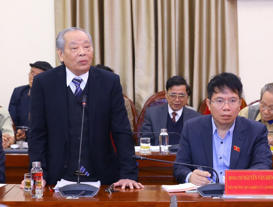 Giáo sư-Tiến sỹ Hoàng Ngọc Hòa, Học viện Chính trị quốc gia Hồ Chí Minh, trình bày tham luận: "Sửa đổi Luật Đất đai tạo động lực cho sự phát triển bền vững nền kinh tế thị trường định hướng XHCN Việt Nam." (Ảnh: Văn Điệp/TTXVN)