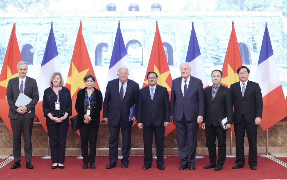 Thủ tướng Phạm Minh Chính và Chủ tịch Thượng viện Cộng hòa Pháp Gérard Larcher cùng thành viên đoàn hai nước. (Ảnh: Dương Giang/TTXVN)