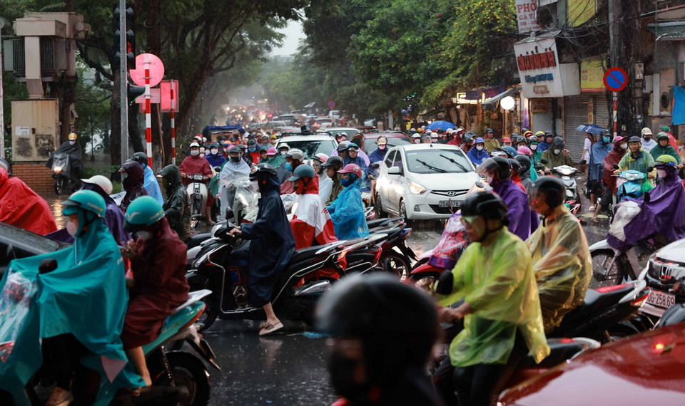 Người dân di chuyển khó khăn trên nút giao Minh Khai-Tam Trinh-Kim Ngưu. (Ảnh: Thanh Tùng/TTXVN)