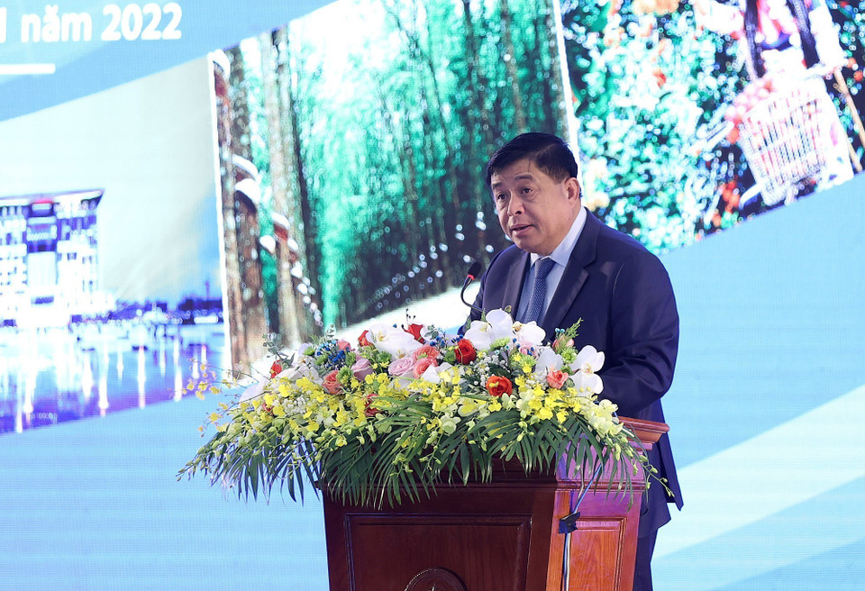 Bộ trưởng Bộ Kế hoạch và Đầu tư Nguyễn Chí Dũng báo cáo triển khai Chương trình hành động của Chính phủ thực hiện Nghị quyết số 24-NQ/TW về phát triển vùng Đông Nam bộ. (Ảnh: Dương Giang/TTXVN)