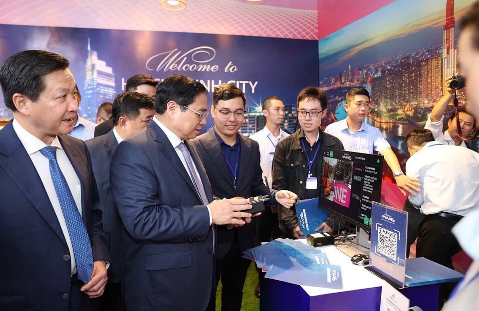 Thủ tướng Phạm Minh Chính thăm gian trưng bày sản phẩm công nghệ, nông nghiệp, thủ công, dịch vụ của các tỉnh vùng Đông Nam bộ. (Ảnh: Dương Giang/TTXVN)