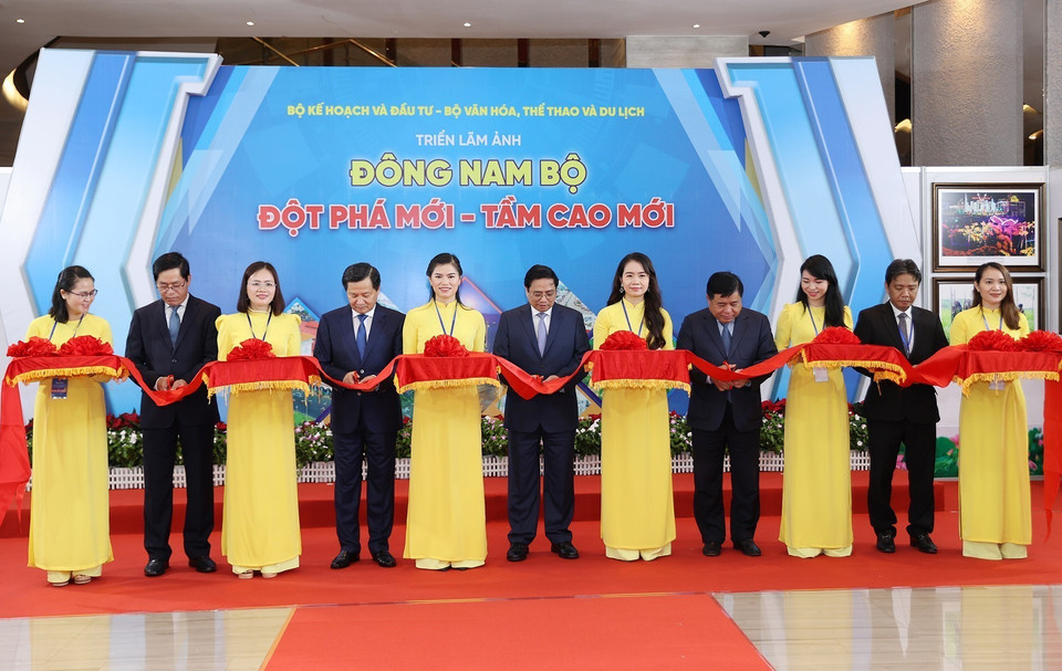 Thủ tướng Phạm Minh Chính và các đại biểu cắt băng khai mạc triển lãm ảnh "Đông Nam Bộ: Đột phá mới - Tầm cao mới. (Ảnh: Dương Giang/TTXVN)