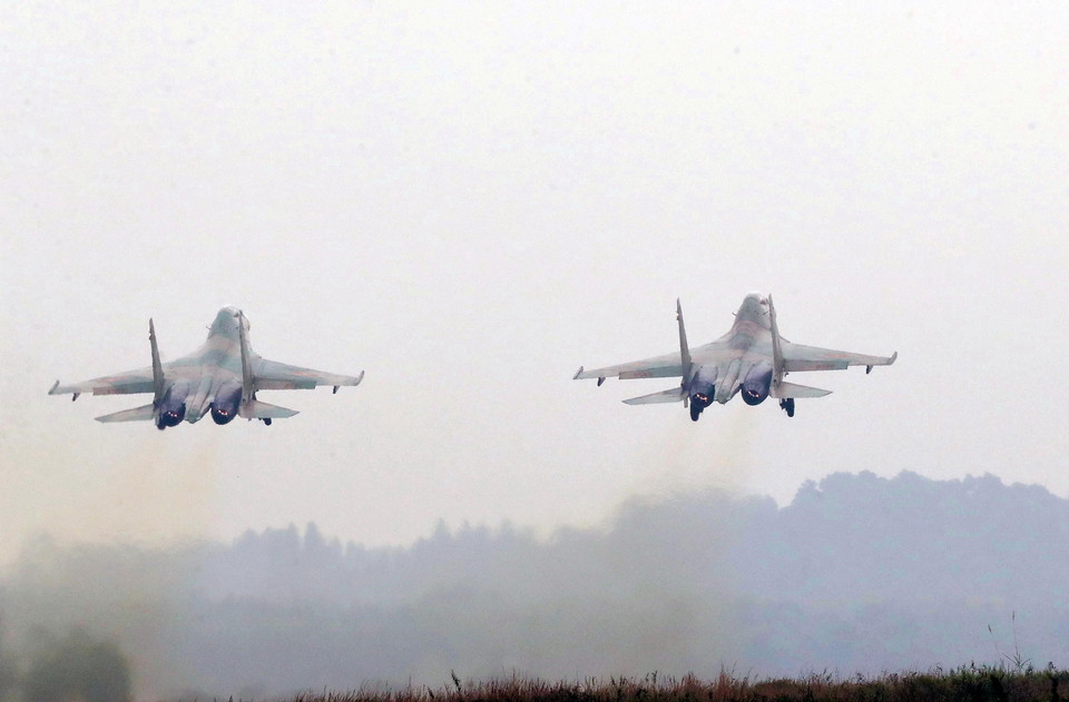 Máy bay Su30 cất cánh luyện tập theo các kịch bản trình diễn phục vụ Triển lãm Quốc phòng quốc tế 2022. (Ảnh: Trọng Đức/TTXVN)