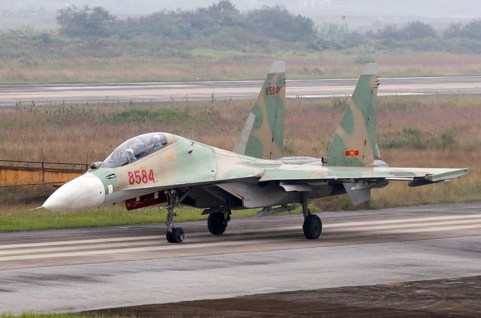 Máy bay Su30 hạ cánh sau khi bay trình diễn trên không phục vụ Triển lãm Quốc phòng quốc tế 2022. (Ảnh: Trọng Đức/TTXVN)