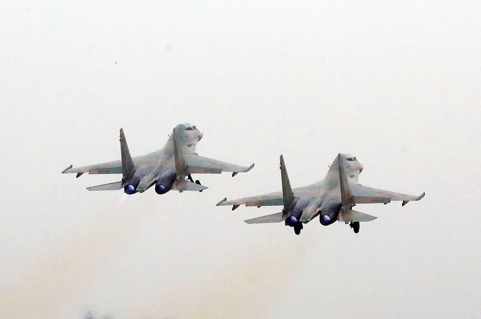 Nhiều ngày qua, Trung đoàn Không quân 927 thuộc Sư đoàn Không quân 371 (Quân chủng Phòng không-Không quân) thường xuyên tổ chức huấn luyện, diễn tập trong mọi điều kiện thời tiết với các bài tập theo kịch bản của cấp trên từ đơn giản đến phức tạp, không xảy ra sai sót. (Ảnh: Trọng Đức/TTXVN)