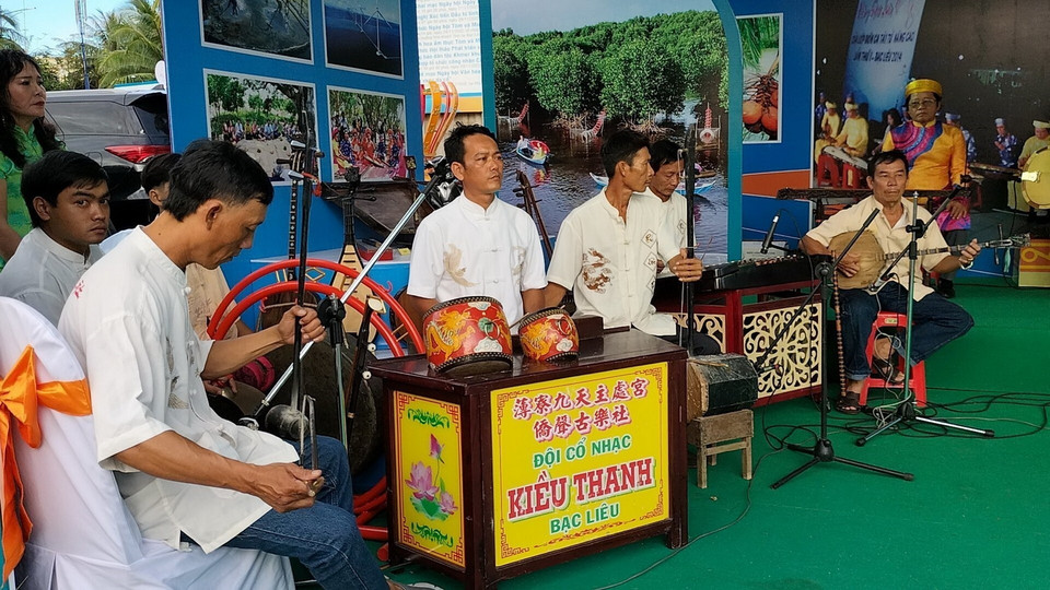Các nghệ sỹ, nghệ nhân đội nhạc cổ Kiều Thanh của tỉnh Bạc Liêu biểu diễn tại Không gian Hội tụ tinh hoa Di sản Văn hóa Phi vật thể đại diện các vùng, miền tại Bạc Liêu năm 2022. (Ảnh: Nhật Bình/TTXVN)