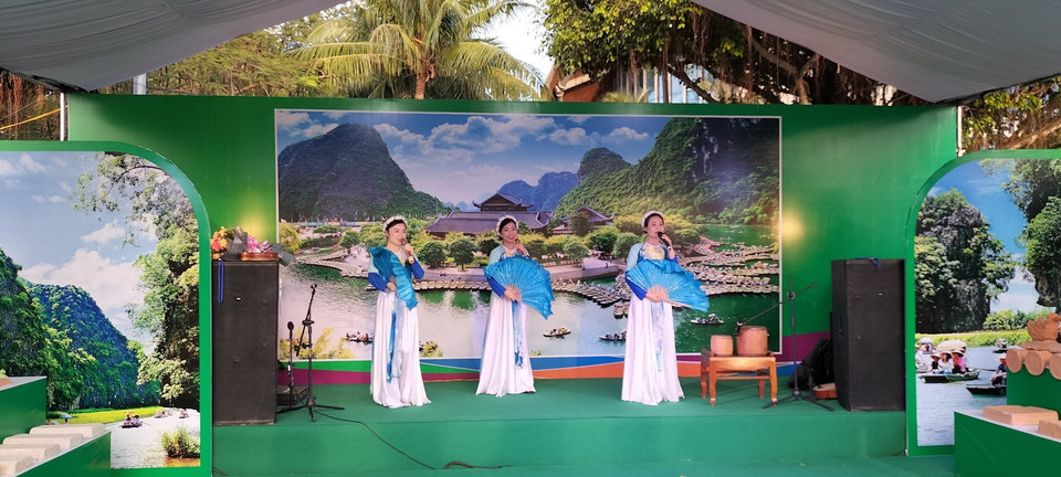 Các nghệ sỹ, nghệ nhân biểu diễn tại Không gian Hội tụ tinh hoa Di sản Văn hóa Phi vật thể đại diện các vùng, miền tại Bạc Liêu năm 2022. (Ảnh: Nhật Bình/TTXVN)