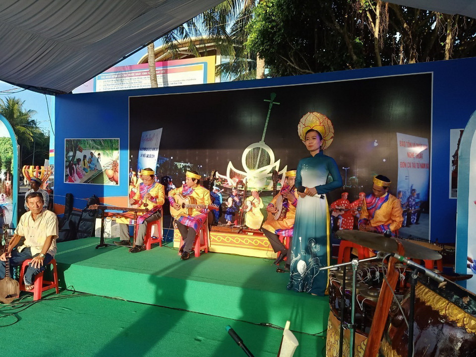 Các nghệ sỹ, nghệ nhân biểu diễn. (Ảnh: Nhật Bình/TTXVN)