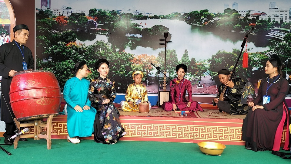 Các nghệ sỹ Hà Nội biểu diễn ca trù tại Không gian Văn hóa Phi vật thể của thành phố Hà Nội. (Ảnh: Nhật Bình/TTXVN)
