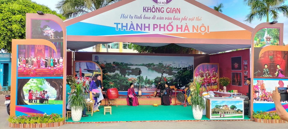 Biểu diễn ca trù tại Không gian văn hóa phi vật thể của thành phố Hà Nội. (Ảnh: Nhật Bình/TTXVN)