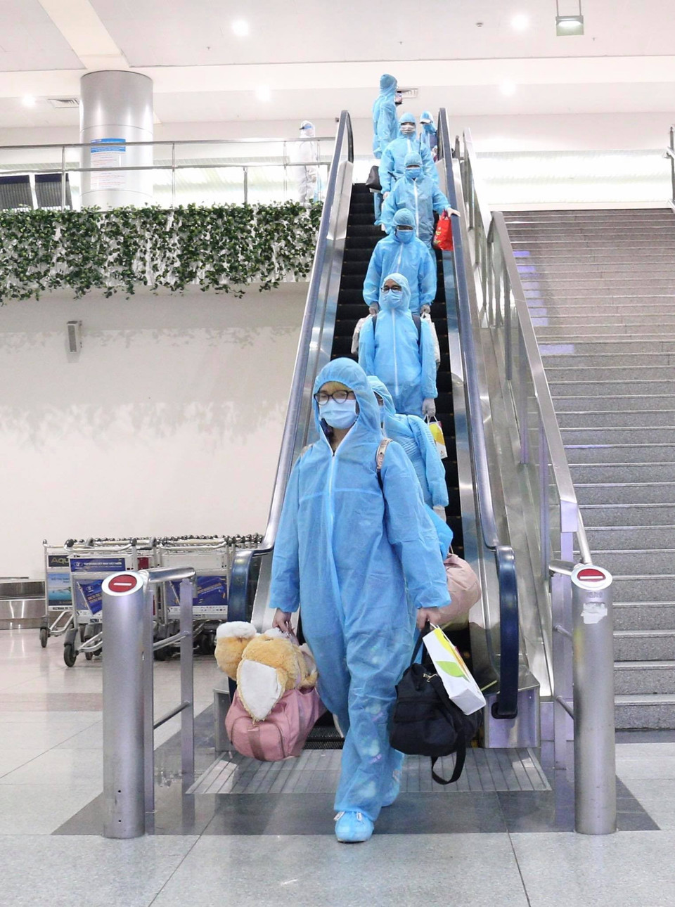 Toàn bộ hành khách, phi hành đoàn được trang bị bảo hộ y tế trước khi lên máy bay. Lực lượng nhân viên phục vụ mặt đất cho chuyến bay cũng được trang bị bảo hộ y tế đầy đủ. (Ảnh: Đinh Hằng/TTXVN)