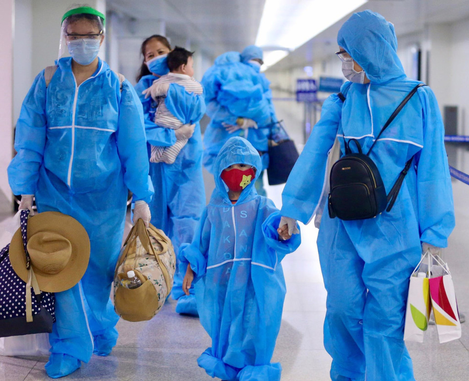 Chiều 13/8, chuyến bay mang số hiệu VN7121 của Hãng hàng không Quốc gia Việt Nam (Vietnam Airlines) chở 297 người dân từ Đà Nẵng trở về đã đáp xuống sân bay Tân Sơn Nhất, Thành phố Hồ Chí Minh. (Ảnh: Đinh Hằng/TTXVN)