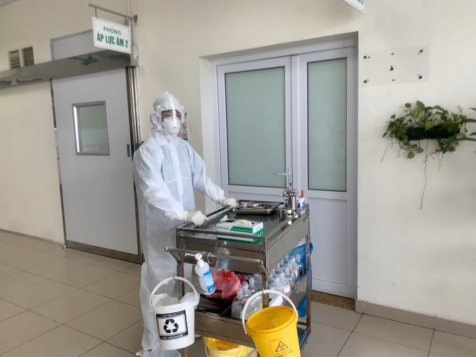 Với nhiệm vụ tiếp nhận điều trị bệnh nhân COVID-19 và người đến cách ly, bệnh viện luôn đặt công tác phòng hộ, bảo vệ nhân viên y tế lên hàng đầu. (Ảnh: TTXVN phát)