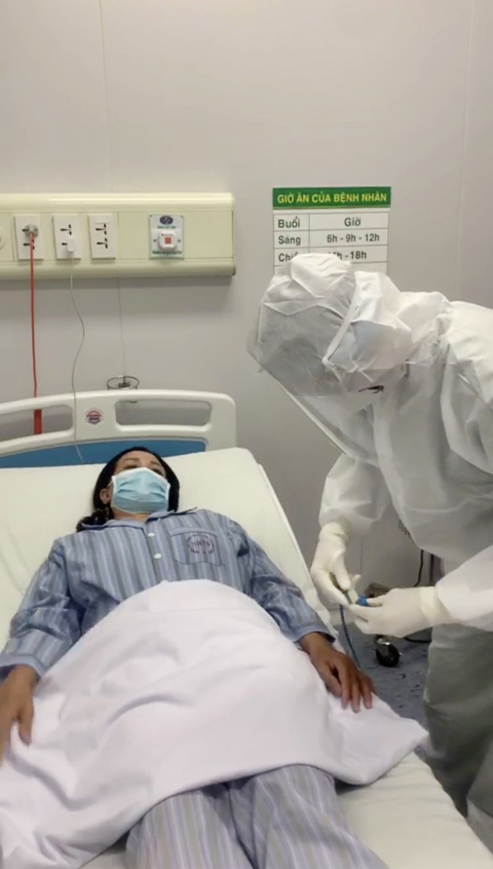 Tại đây, các bác sỹ, nhân viên y tế thường xuyên tiếp xúc với ca bệnh, luôn đối mặt với nguy cơ lây nhiễm bất cứ lúc nào. (Ảnh: TTXVN phát)