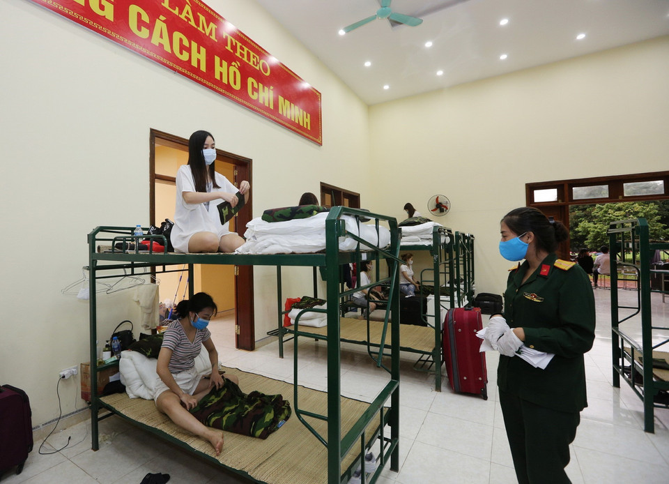 Các công dân sắp xếp tư trang chuẩn bị rời Trung đoàn 58 sau khi hoàn thành thời gian cách ly. (Ảnh: Dương Giang/TTXVN)