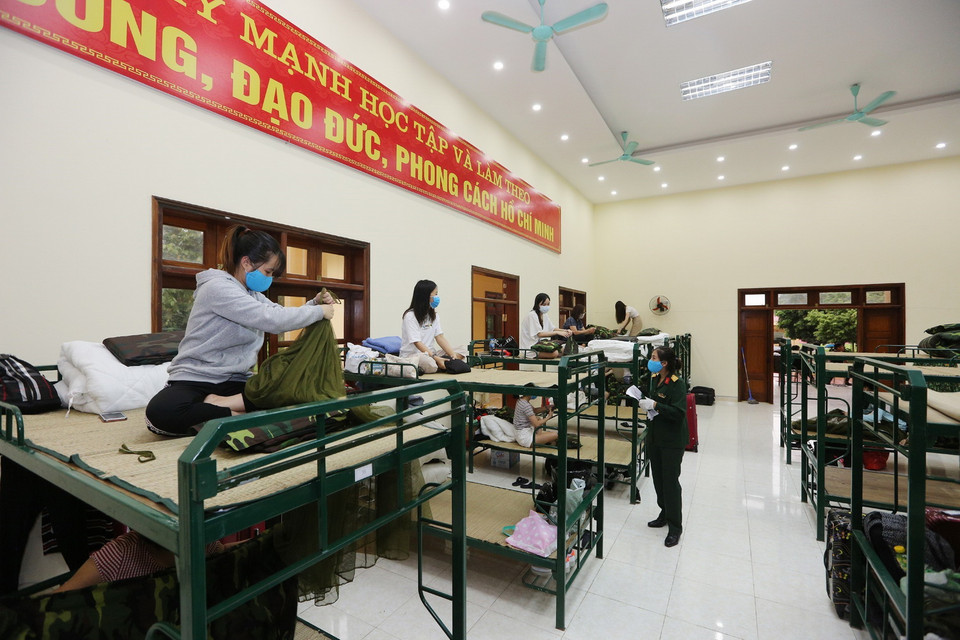 Các công dân sắp xếp tư trang chuẩn bị rời Trung đoàn 58 sau khi hoàn thành thời gian cách ly. (Ảnh: Dương Giang/TTXVN)