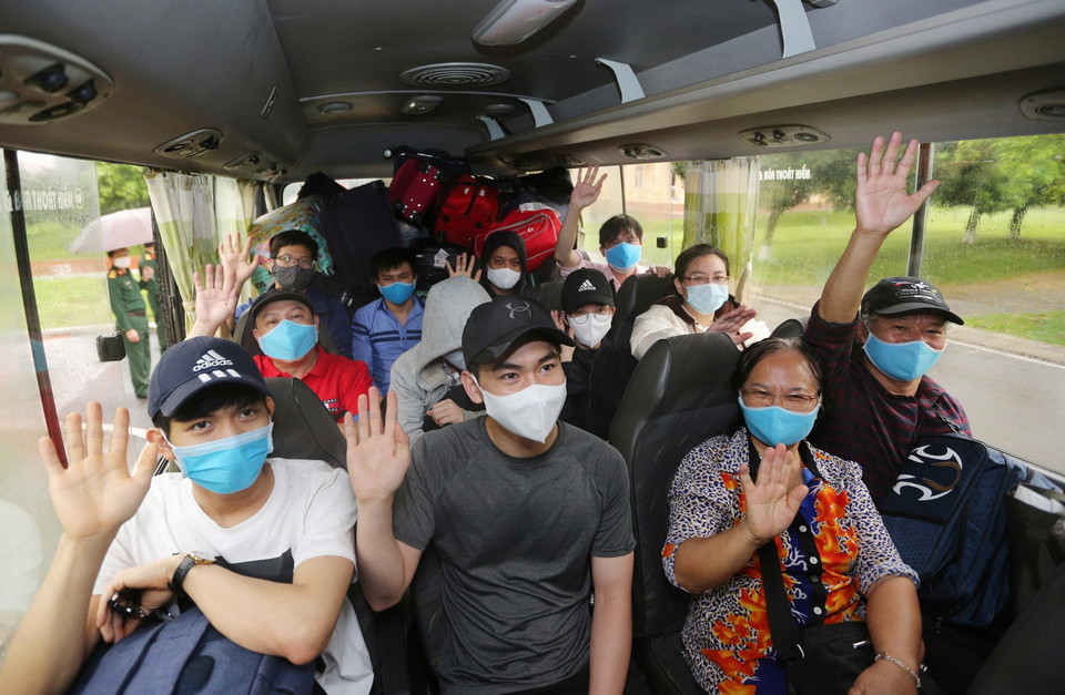 Các công dân đã hoàn thành thời gian cách ly tại Trung đoàn 58 trở về địa phương. (Ảnh: Dương Giang/TTXVN)