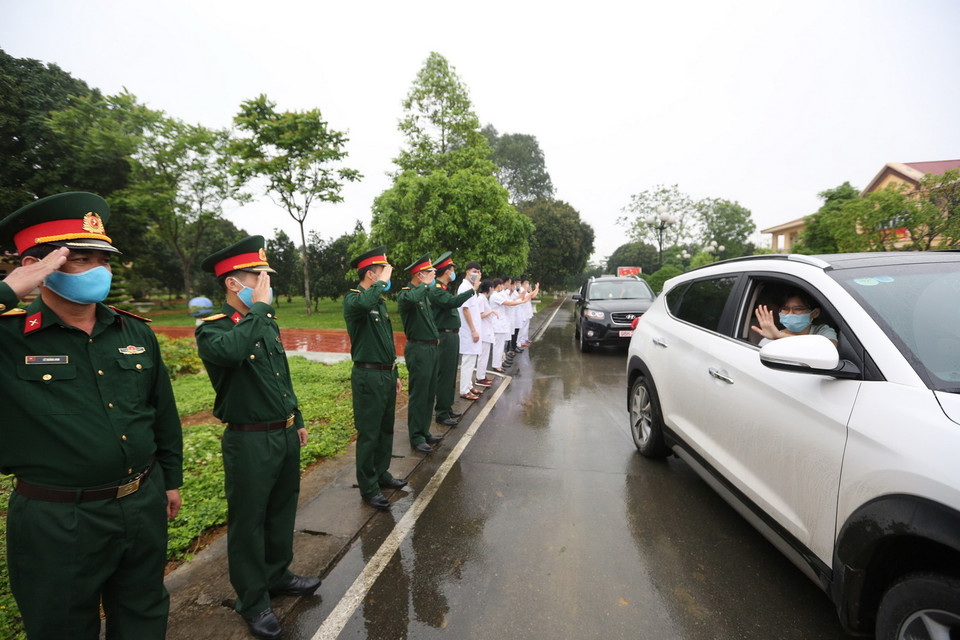 Các cán bộ, chiến sỹ quân y Trung đoàn 58 chào tạm biệt các công dân đã hoàn thành thời gian cách ly trở về địa phương. (Ảnh: Dương Giang/TTXVN)