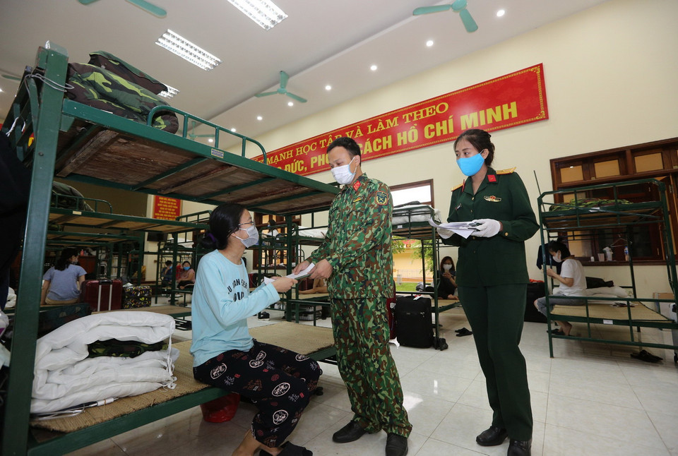 Đại diện Trung đoàn 58 trao chứng nhận hoàn thành thời gian cách ly cho công dân đủ điều kiện. (Ảnh: Dương Giang/TTXVN)