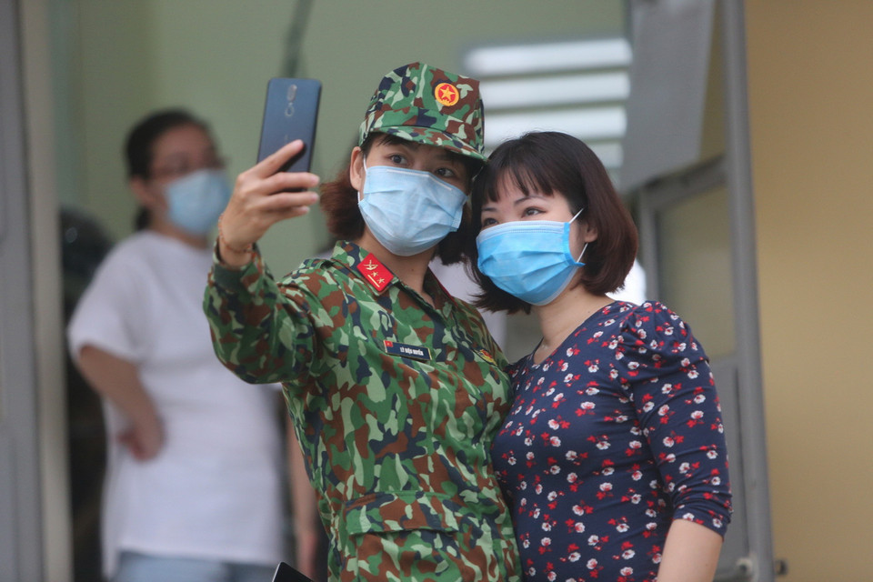 Cán bộ, chiến sỹ, quân y Trung đoàn 58 với công dân chụp ảnh lưu niệm sau khi hoàn thành thời gian cách ly. (Ảnh: Dương Giang/TTXVN)