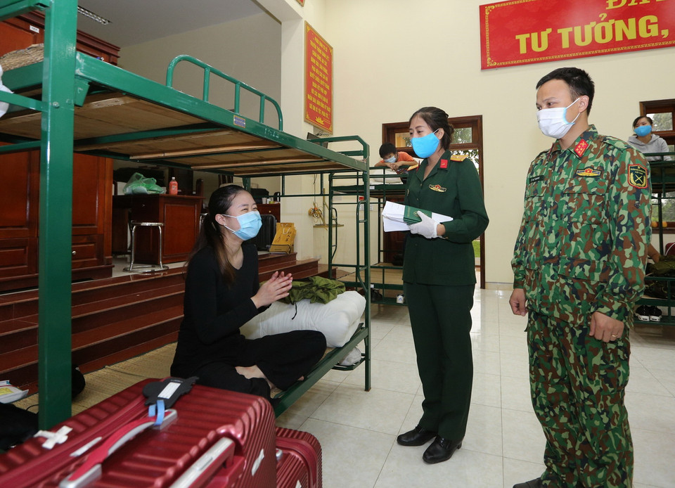 Cán bộ, chiến sỹ thăm hỏi, động viên các công dân đang thực hiện thời gian cách ly Trung đoàn 58 . (Ảnh: Dương Giang/TTXVN)