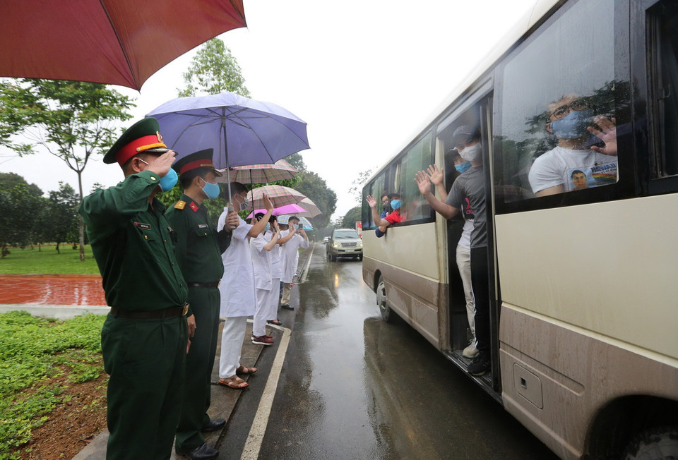 Các cán bộ, chiến sỹ quân y Trung đoàn 58 chào tạm biệt các công dân đã hoàn thành thời gian cách ly trở về địa phương. (Ảnh: Dương Giang/TTXVN)