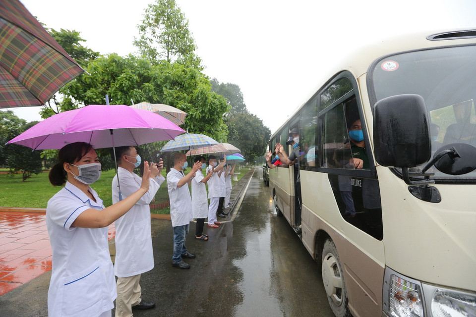 Các cán bộ, chiến sỹ quân y Trung đoàn 58 chào tạm biệt các công dân đã hoàn thành thời gian cách ly trở về địa phương. (Ảnh: Dương Giang/TTXVN)