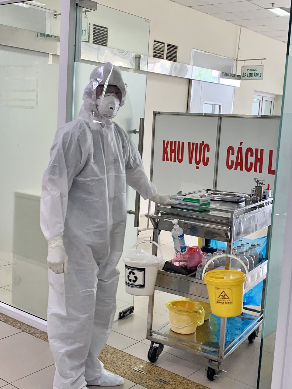 Tất cả nhân viên y tế tiếp xúc gần với bệnh nhân và người cách ly đều phải mặc bộ quần áo bảo hộ theo tiêu chuẩn mà Bộ Y tế quy định, khẩu trang N95. (Ảnh: TTXVN phát)