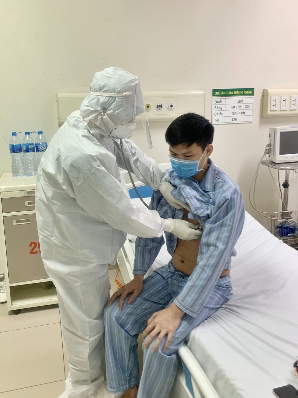 Vượt lên tất cả khó khăn, nguy cơ lây nhiễm rình rập, họ thực sự là những chiến sỹ "áo trắng" nơi tuyến đầu chống dịch. (Ảnh: TTXVN phát)