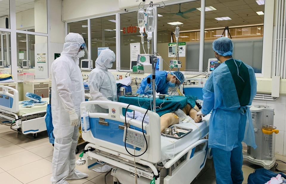 Bác sỹ thực hiện lọc máu liên tục (CVVH) cho bệnh nhân COVID-19 nặng tại Bệnh viện Bệnh nhiệt đới TƯ cơ sở 2. (Ảnh: TTXVN phát)