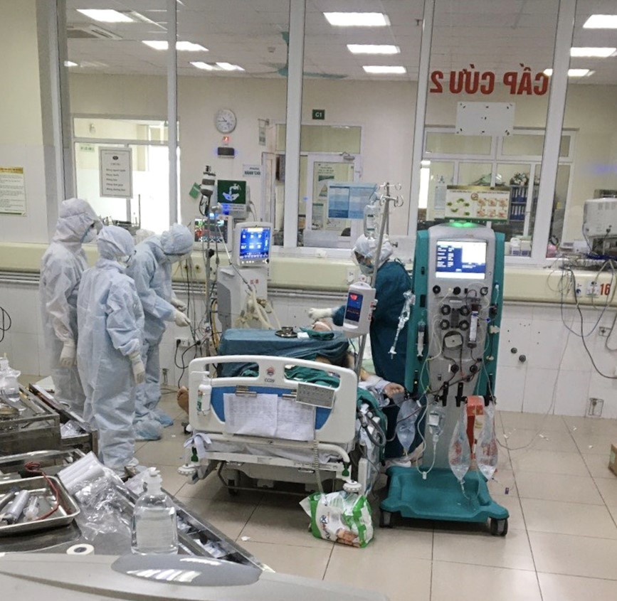Bác sỹ thực hiện lọc máu liên tục (CVVH) cho bệnh nhân COVID-19 nặng tại Bệnh viện Bệnh nhiệt đới TƯ cơ sở 2. (Ảnh: TTXVN phát)