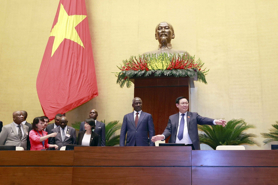  Chủ tịch Quốc hội Vương Đình Huệ và Chủ tịch Quốc hội Bờ Biển Ngà Adama Bictogo tham quan Hội trường Diên Hồng. (Ảnh: Doãn Tấn/TTXVN)