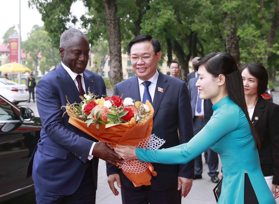 Chủ tịch Quốc hội Vương Đình Huệ đón Chủ tịch Quốc hội Bờ Biển Ngà Adama Bictogo. (Ảnh: Doãn Tấn/TTXVN)