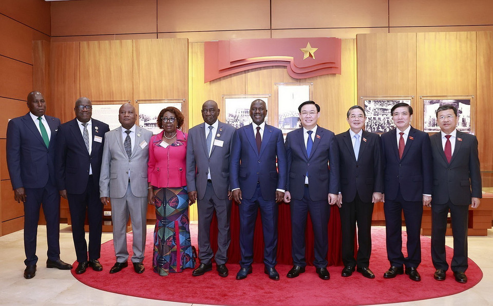 Chủ tịch Quốc hội Vương Đình Huệ và Chủ tịch Quốc hội Bờ biển Ngà Adama Bictogo và đại biểu chụp ảnh lưu niệm. (Ảnh: Doãn Tấn/TTXVN)