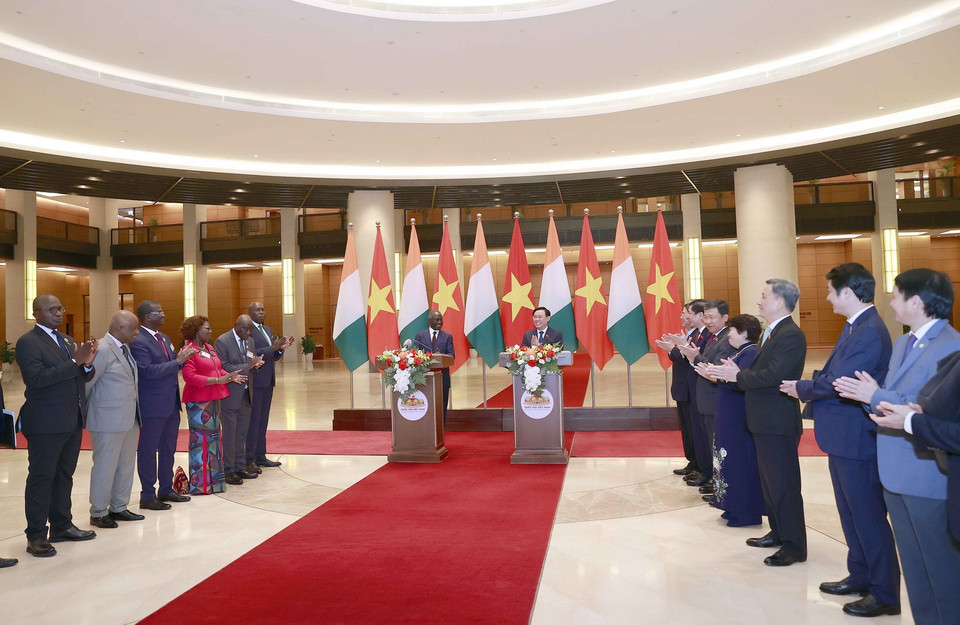 Chủ tịch Quốc hội Vương Đình Huệ và Chủ tịch Quốc hội Bờ Biển Ngà Adama Bictogo họp báo. (Ảnh: Doãn Tấn/TTXVN)