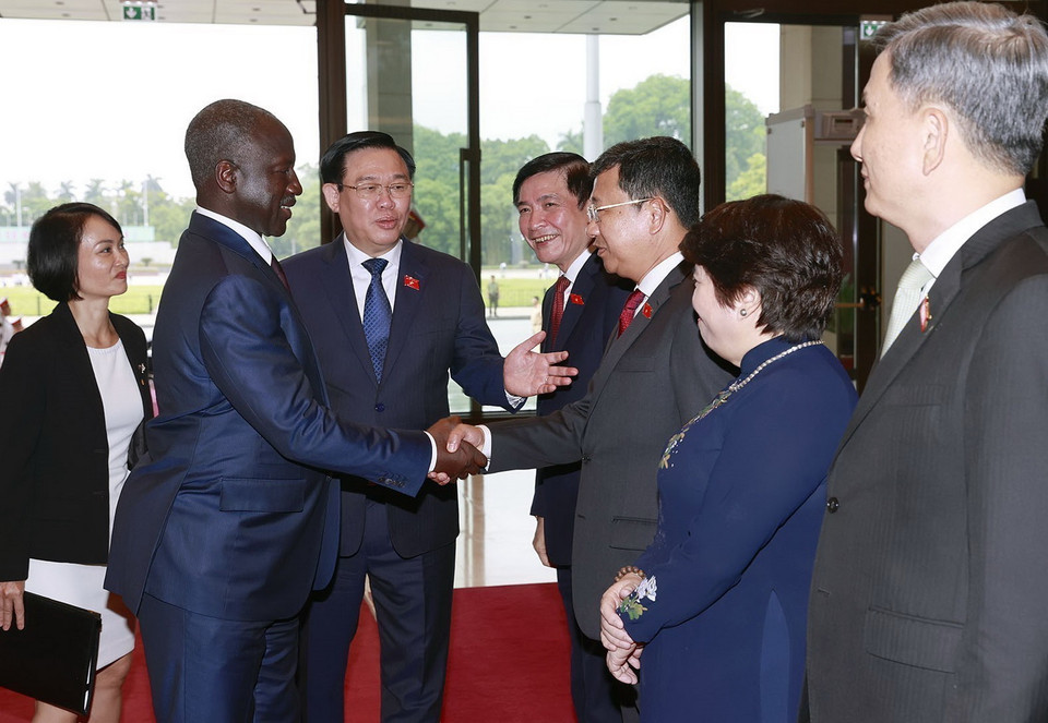 Chủ tịch Quốc hội Vương Đình Huệ giới thiệu các thành viên Đoàn đại biểu Quốc hội Việt Nam với Chủ tịch Quốc hội Bờ Biển Ngà Adama Bictogo. (Ảnh: Doãn Tấn/TTXVN)