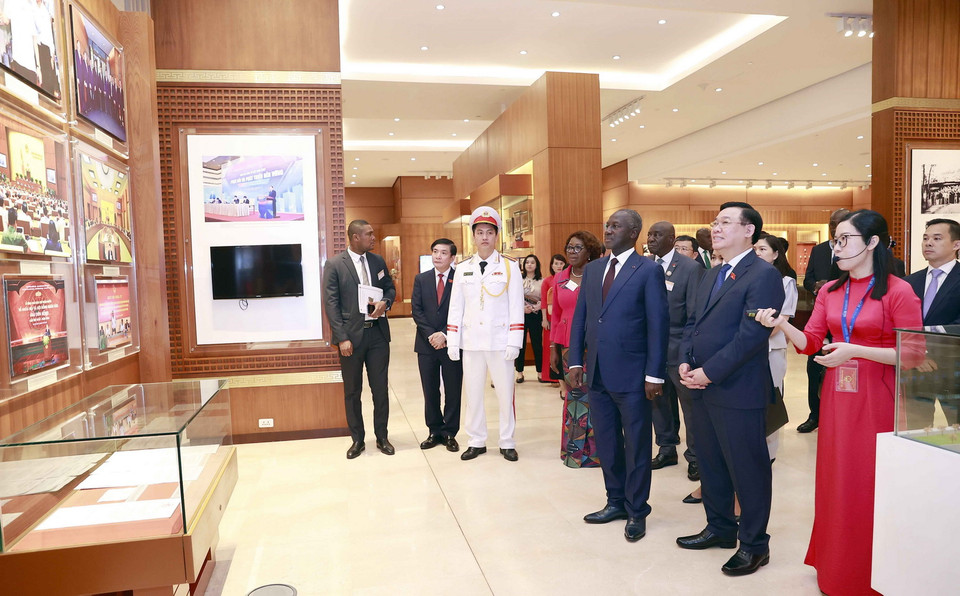 Chủ tịch Quốc hội Vương Đình Huệ và Chủ tịch Quốc hội Bờ Biển Ngà Adama Bictogo thăm Phòng truyền thống Nhà Quốc hội. (Ảnh: Doãn Tấn/TTXVN)