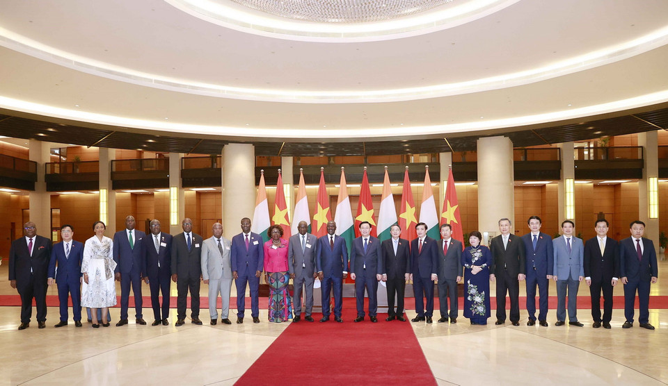 Chủ tịch Quốc hội Vương Đình Huệ và Chủ tịch Quốc hội Bờ Biển Ngà Adama Bictogo chụp ảnh lưu niệm với đại biểu tại Nhà Quốc hội. (Ảnh: Doãn Tấn/TTXVN)