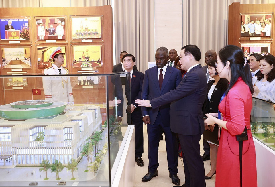 Chủ tịch Quốc hội Vương Đình Huệ và Chủ tịch Quốc hội Bờ Biển Ngà Adama Bictogo thăm Phòng truyền thống Nhà Quốc hội. (Ảnh: Doãn Tấn/TTXVN)