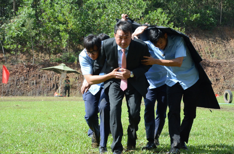 Các chiến sỹ Phòng Cảnh vệ miền Trung, Bộ Tư lệnh Cảnh vệ, diễn tập bảo vệ lãnh đạo trước tình huống nguy hiểm. (Ảnh: Văn Dũng/TTXVN)