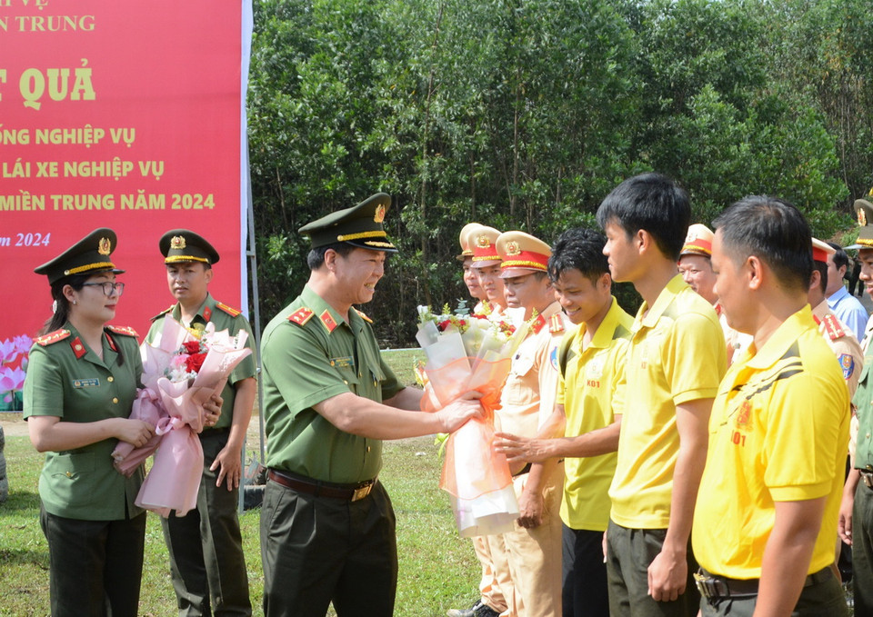 Lãnh đạo Bộ Tư lệnh Cảnh vệ tặng hoa cho các chiến sỹ tham gia tập huấn. (Ảnh: Văn Dũng/TTXVN)