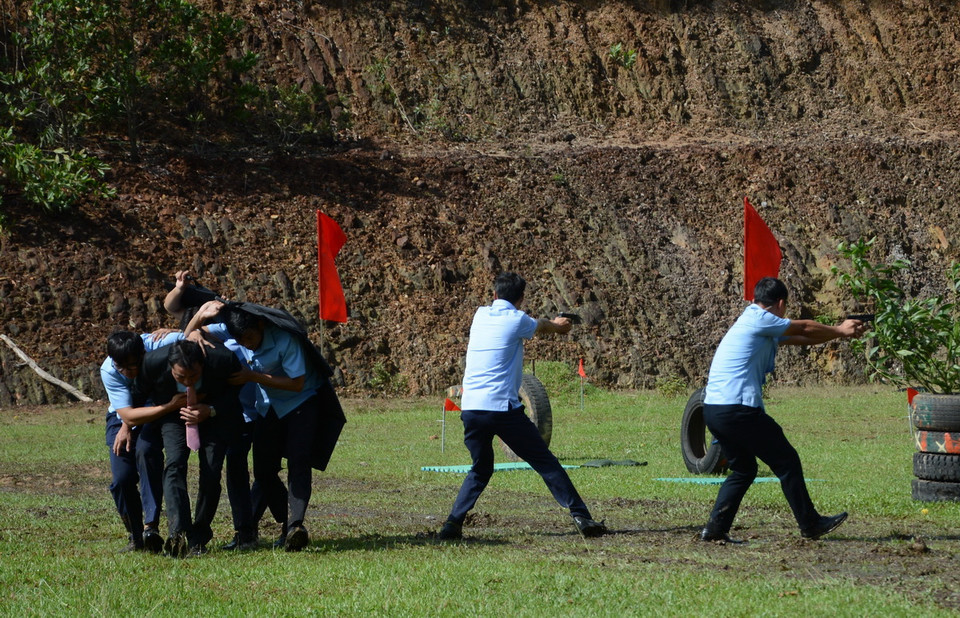 Cận cảnh các chiến sỹ Phòng Cảnh vệ miền Trung, Bộ Tư lệnh Cảnh vệ, diễn tập phòng thủ, bảo vệ lãnh đạo trước tình huống nguy hiểm. (Ảnh: Văn Dũng/TTXVN)