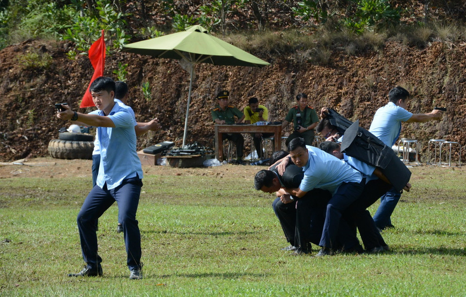 Các chiến sỹ Phòng Cảnh vệ miền Trung, Bộ Tư lệnh Cảnh vệ diễn tập bảo vệ lãnh đạo trước tình huống nguy hiểm. (Ảnh: Văn Dũng/TTXVN)