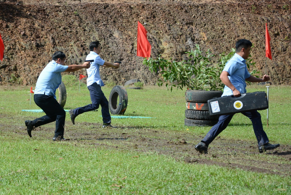 Các chiến sỹ Phòng Cảnh vệ miền Trung, Bộ Tư lệnh Cảnh vệ, diễn tập bảo vệ lãnh đạo trước tình huống nguy hiểm. (Ảnh: Văn Dũng/TTXVN)