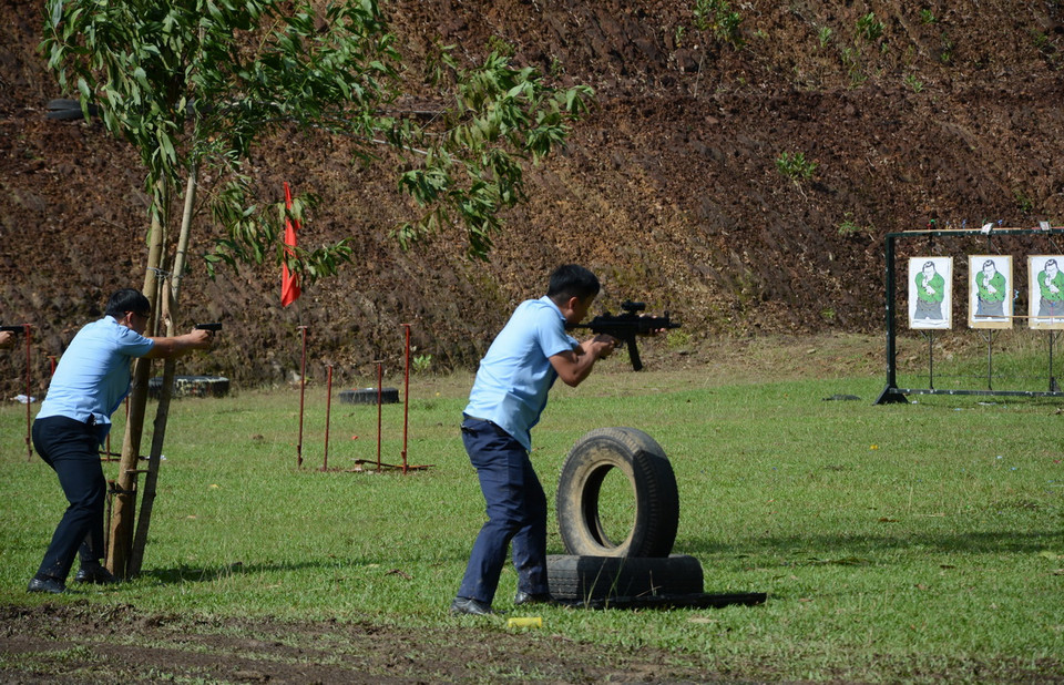 Cận cảnh các chiến sỹ Phòng Cảnh vệ miền Trung, Bộ Tư lệnh Cảnh vệ, diễn tập phòng thủ, bảo vệ lãnh đạo trước tình huống nguy hiểm. (Ảnh: Văn Dũng/TTXVN)
