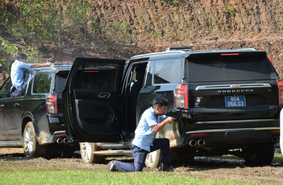 Các chiến sỹ Phòng Cảnh vệ miền Trung, Bộ Tư lệnh Cảnh vệ, diễn tập bảo vệ đoàn xe lãnh đạo cấp cao trong tình huống có đối tượng tiếp cận, gây ra yếu tố nguy hiểm. (Ảnh: Văn Dũng/TTXVN)