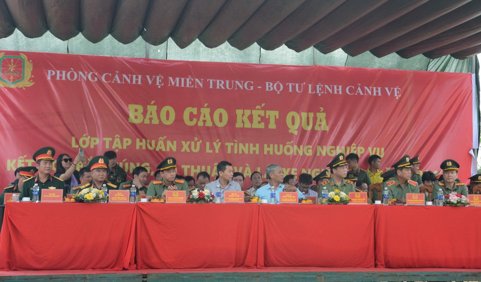 Lãnh đạo các đơn vị an ninh, quốc phòng tham dự buổi tập huấn. (Ảnh: Văn Dũng/TTXVN)