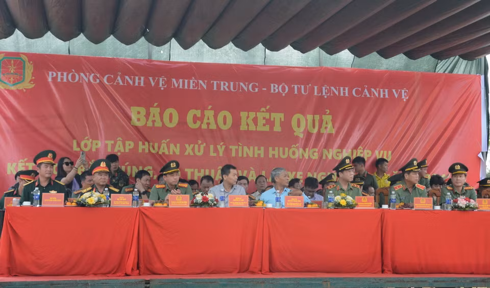 Lãnh đạo các đơn vị an ninh, quốc phòng tham dự buổi tập huấn. (Ảnh: Văn Dũng/TTXVN)